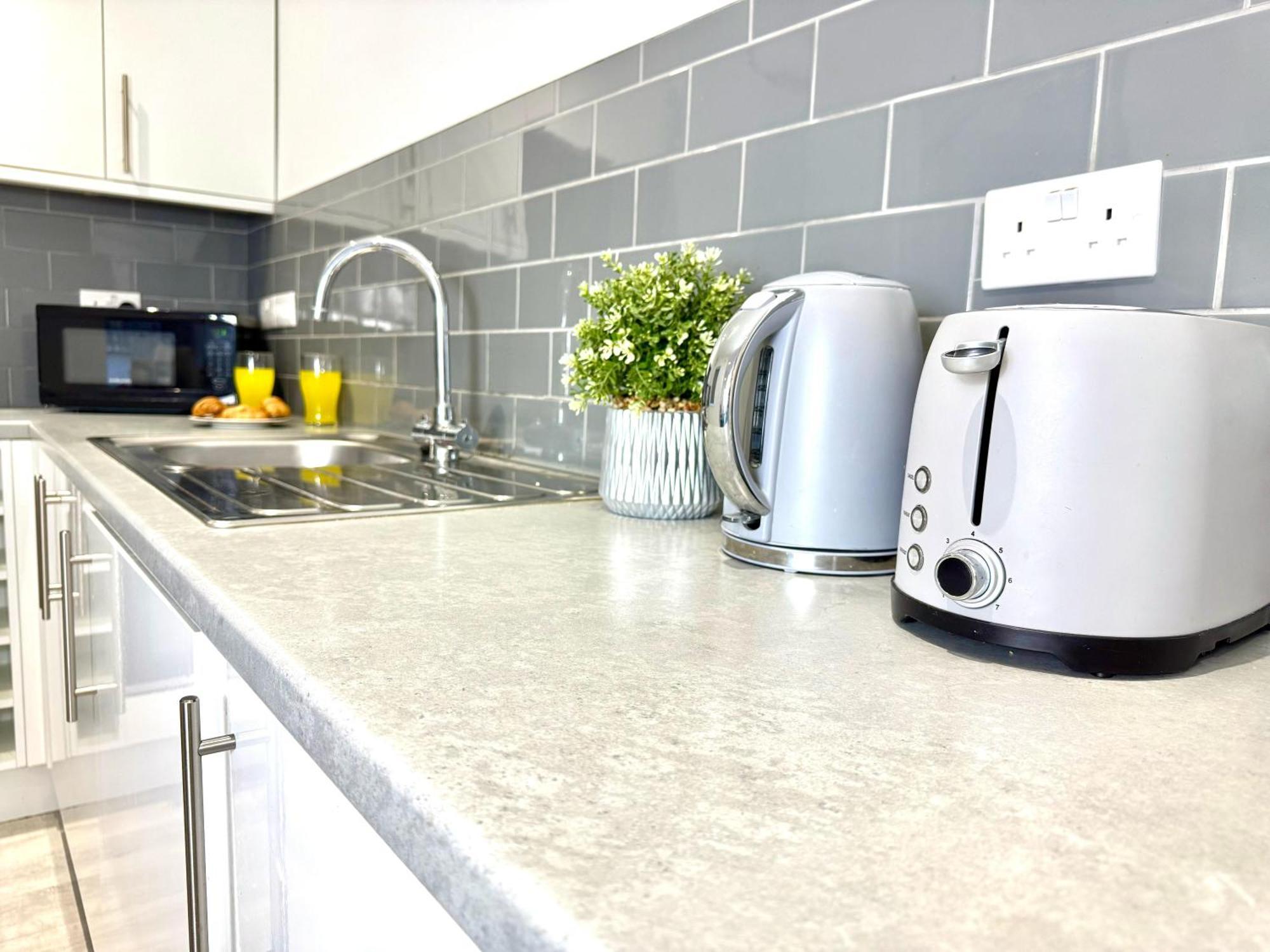 Hazel 1-Bedroom Cousy Flat, Parking, Wifi, Prime Location, Close To Blenheim Palace & Oxford Kidlington Exterior photo
